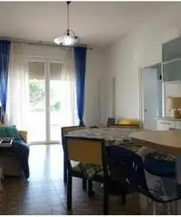 Pinarella, appartamento trilocale con ampio balcone