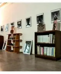 Ampio Laboratorio con tre vetrine su strada