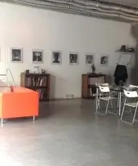 Ampio Laboratorio con tre vetrine su strada