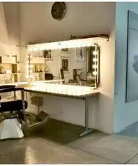 Ampio Laboratorio con tre vetrine su strada