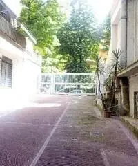 Portuense -  Magazzino 1 locali € 140 MA101