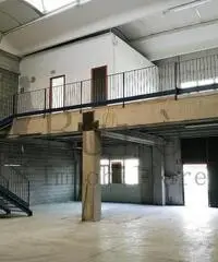 Capannone / Fondo in affitto a Parma, Paradigna