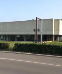 LOCALE COMMERCIALE DI 1300 MQ E AMPIA AREA PARCHEGGIO