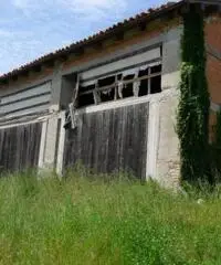 VENDESI MAGAZZINO DI MQ. 200