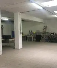 Vendita Magazzino in Corso Saint - Martin - de - Corleans, 143