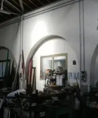 RIPOSTO - Ampio capannone al centro del paese