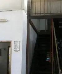 RIPOSTO - Ampio capannone al centro del paese