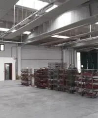 MARIANO COMENSE : CAPANNONE PRODUTTIVO / ARTIGIANALE DI 700 METRI