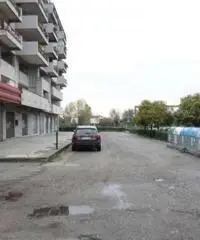 Quattromiglia: Affitto Magazzino in Via Alessandro Volta Quattromiglia: Affitto Magazzino in Via Alessandro Volta