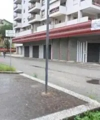 Quattromiglia: Affitto Magazzino in Via Alessandro Volta Quattromiglia: Affitto Magazzino in Via Alessandro Volta