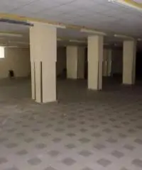 Quattromiglia: Affitto Magazzino in Via Alessandro Volta Quattromiglia: Affitto Magazzino in Via Alessandro Volta