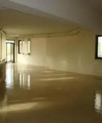 Vendita Laboratorio in via Limate