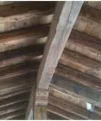 Vecchie travi in legno stagionato Vecchie travi in legno stagionato