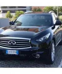 Infiniti FX30 black & white edition
