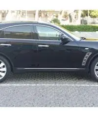 Infiniti FX30 black & white edition