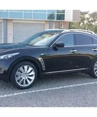 Infiniti FX30 black & white edition