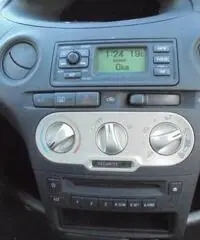 TOYOTA Yaris 1.0i 16V 5 porte Sol