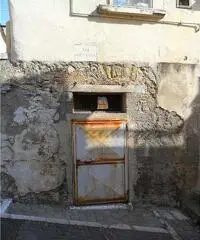 Locale cantina/magazzino in pietra