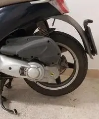 Aprilia Scarabeo light 200 anno 2009 (leggere bene) Aprilia Scarabeo light 200 anno 2009 (leggere bene)