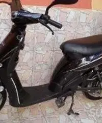 scooter elettrico grigio satinato ultimo modello digitale no assicuraz