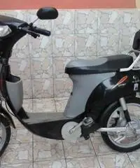 scooter elettrico vari colori e con batteria nuova e non assicurazione