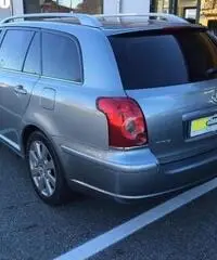 TOYOTA Avensis 2.2 D-4D 16V Station Wagon