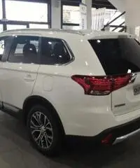 MITSUBISHI Outlander 2.2 DI-D 4WD Instyle Navy 7p. A/T m.y.16