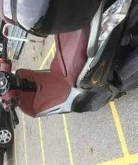 VENDO BEVERLY 350 CON BAULETTO E PARABREZZA ORIGINALI