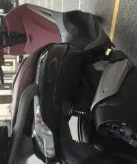 VENDO BEVERLY 350 CON BAULETTO E PARABREZZA ORIGINALI