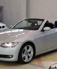 BMW 320 I CABRIOLET ATTIVA 170 CV E93 Interno in pelle Fari allo Xeno Cruise control Cerchi in lega  BMW 320 I CABRIOLET ATTIVA 170 CV E93 Interno in pelle Fari allo Xeno Cruise control Cerchi in lega