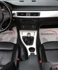 BMW 320 I CABRIOLET ATTIVA 170 CV E93 Interno in pelle Fari allo Xeno Cruise control Cerchi in lega  BMW 320 I CABRIOLET ATTIVA 170 CV E93 Interno in pelle Fari allo Xeno Cruise control Cerchi in lega