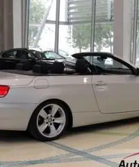 BMW 320 I CABRIOLET ATTIVA 170 CV E93 Interno in pelle Fari allo Xeno Cruise control Cerchi in lega  BMW 320 I CABRIOLET ATTIVA 170 CV E93 Interno in pelle Fari allo Xeno Cruise control Cerchi in lega
