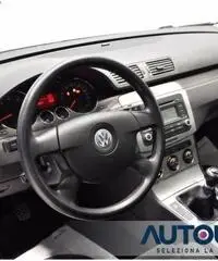 VOLKSWAGEN Passat 1.6 FSI TRENDLINE BERLINA SENS CRUISE CLIMA BI-ZON