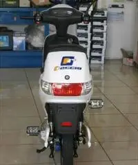 SCOOTER ELETTRICO SENZA PATENTINO MONTA LA SALITA