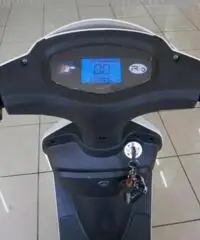 SCOOTER ELETTRICO SENZA PATENTINO MONTA LA SALITA