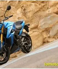 SUZUKI GSX S 1000 . SUZUKI GSX S 1000 .