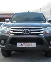 TOYOTA Hilux 2.4 D-4D 4WD 4p. DC Lounge -305-
