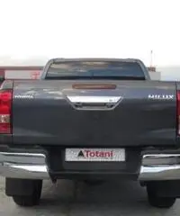 TOYOTA Hilux 2.4 D-4D 4WD 4p. DC Lounge -305-