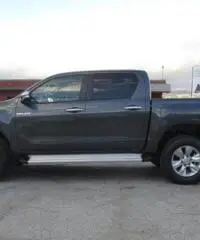 TOYOTA Hilux 2.4 D-4D 4WD 4p. DC Lounge -305 FL-