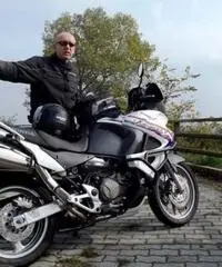 Cerco ragazza decisa longilinea amante moto.. e cani Cerco ragazza decisa longilinea amante moto.. e cani