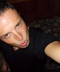 Ragazzo serio cerca seria ragazza. Ragazzo serio cerca seria ragazza.