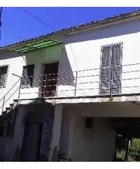 Casa di abitazione con magazzini e terreno