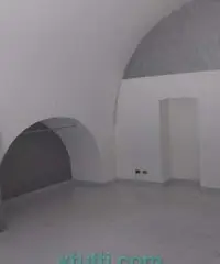 AFFITTASI LOCALE COMMERCIALE In zona Municipio, centralissim