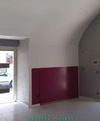 AFFITTASI LOCALE COMMERCIALE In zona Municipio, centralissim