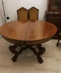 Tavolo tondo allungabile e quattro sedie Tavolo tondo allungabile e quattro sedie