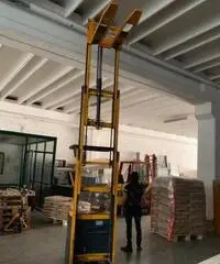 Traspallet elettrico con carica batterie usato