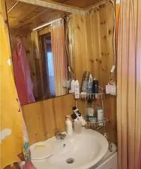 Roulotte stanziale con annessa casetta in legno