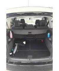 VOLKSWAGEN Touran - 2012