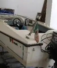 Barca vetroresina con capote, motore e carrello Barca vetroresina con capote, motore e carrello