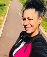 Operaia produzione con patentino muletto Operaia produzione con patentino muletto